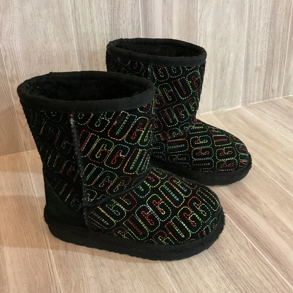 UGG Kids Classic Short Rainbow‎ Logo Embroidered Black Boots Size 8 Toddler